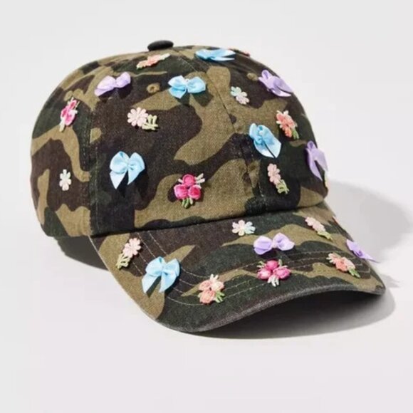 NEW Urban Outfitters Camo baseball hat topped with coquette-cool bows! NWT - Picture 1 of 6